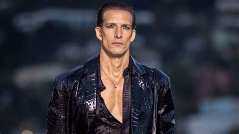 Iván de Pineda desfiló para Versace y causó furor en .